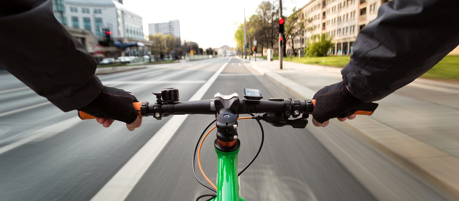 自転車道を赤い信号まで運転するサイクリスト-サイクリスト/モーションブラーの一人称視点